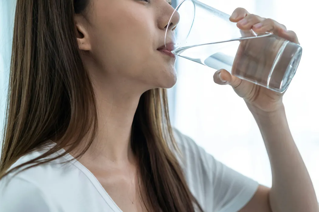 Cover for Bebe más agua: Esencial para la salud y recuperación de la columna vertebral